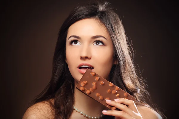 Aantrekkelijke jonge vrouw met chocolade — Stockfoto