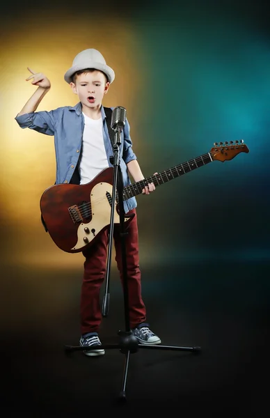 Хлопчик грає гітара — стокове фото