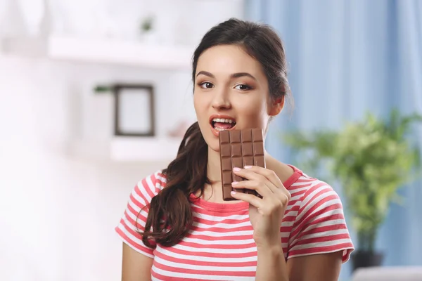 Joven morena con chocolate — Foto de Stock