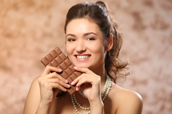 Junge Frau mit Schokolade — Stockfoto