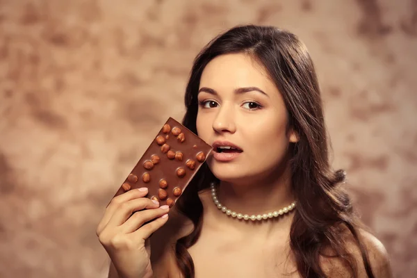 Mujer joven con chocolate — Foto de Stock