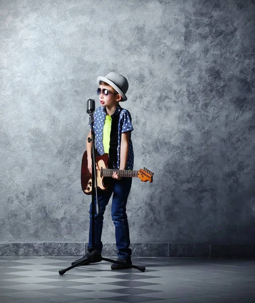 Chłopiec gra gitara — Zdjęcie stockowe