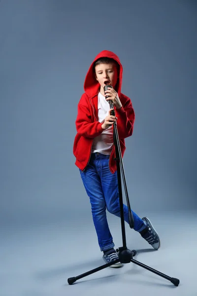 Niño cantando con micrófono — Foto de Stock
