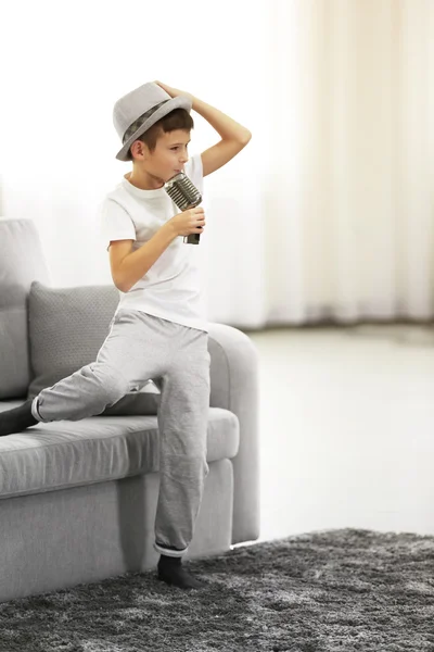 Malý chlapec v klobouku zpěvu — Stock fotografie