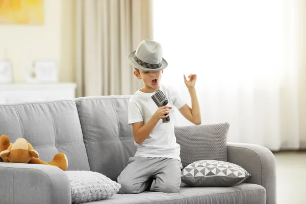 Menino de chapéu cantando — Fotografia de Stock