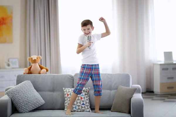 Niño cantando con micrófono — Foto de Stock