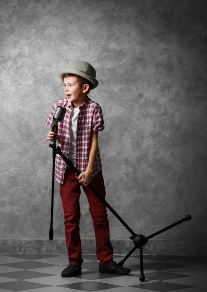 Niño cantando con micrófono — Foto de Stock