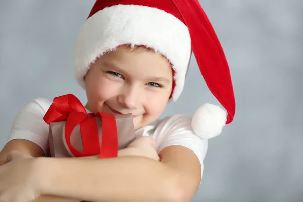Хлопчик у капелюсі Санта — стокове фото