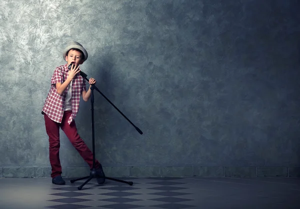 Little boy singing with microphone — Stock Photo, Image