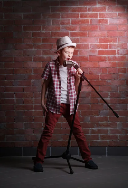 Niño cantando con micrófono — Foto de Stock