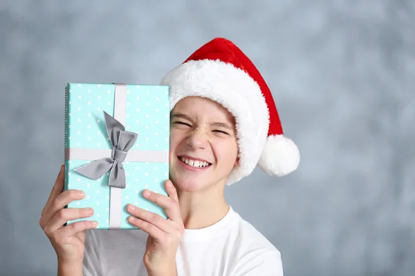 Carino ragazzo in Santa cappello — Foto Stock