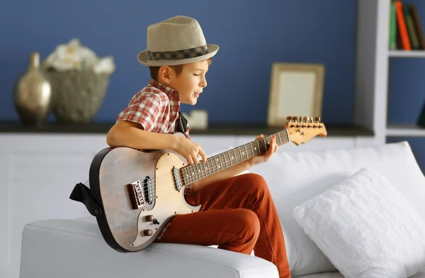 Niño tocando guitarra — Foto de Stock