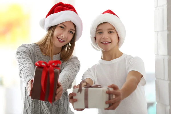 女の子と男の子のクリスマスの装飾の部屋で贈り物の肖像画 — ストック写真