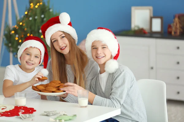 Enfants heureux dans la chambre de Noël — Photo