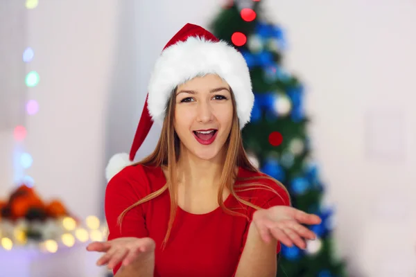 Junges Mädchen im geschmückten Weihnachtszimmer — Stockfoto