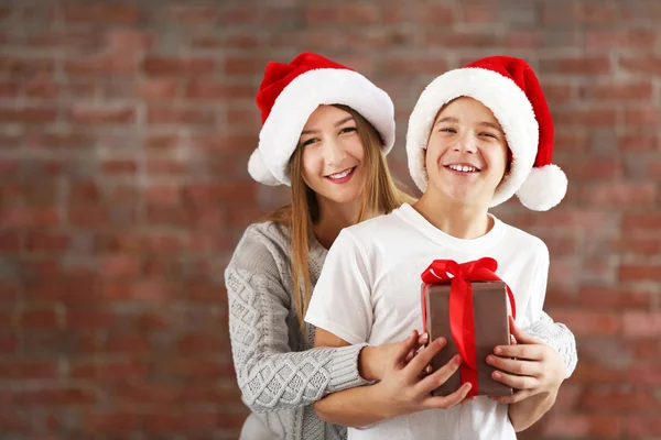 Joyeux Frère Sœur Avec Boîte Cadeau Sur Fond Mur Briques — Photo