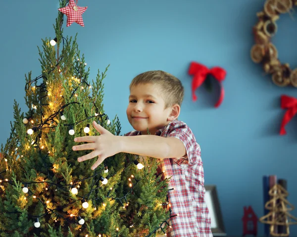 Niño Alegre Con Árbol Navidad Habitación Decorada Cerca —  Fotos de Stock