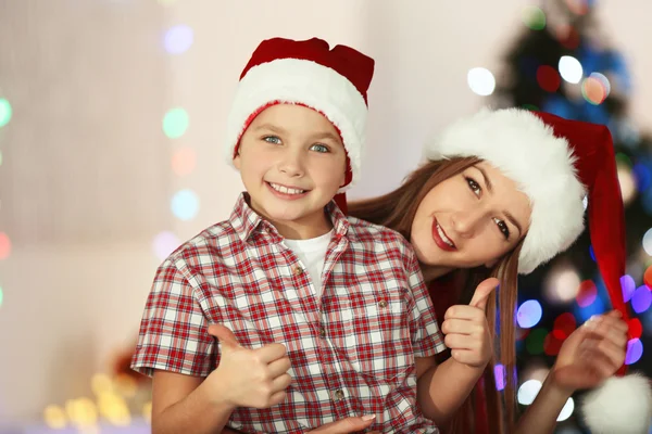 Дівчина і хлопчик у різдвяній кімнаті — стокове фото