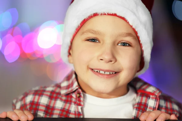 Veselý kluk v Santa hat — Stock fotografie