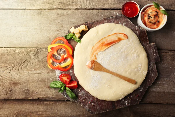 Taze hamur pizza yemeye hazır — Stok fotoğraf