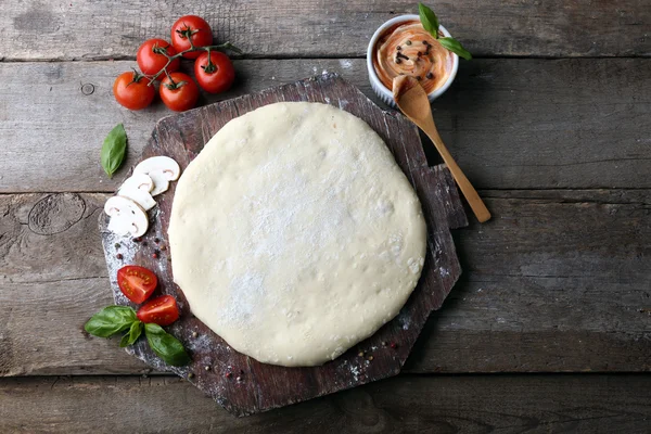 Свежее тесто приготовлено для пиццы — стоковое фото