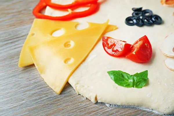 Verse ingrediënten voor het voorbereiden van de pizza — Stockfoto