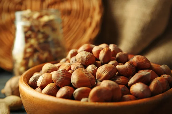 Орехи, грецкие орехи, арахис в миске — стоковое фото