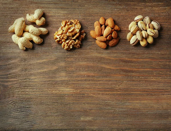 Cuatro montones de nueces —  Fotos de Stock