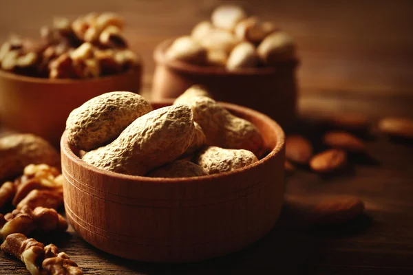 Pistagenötter, mandel, jordnötter och valnötskärnor — Stockfoto