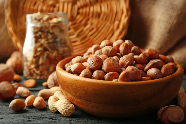 Noisettes, noix, cacahuètes dans le bol — Photo