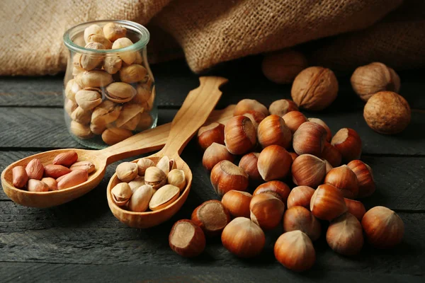Hazelnoten, pistachenoten en walnoten — Stockfoto