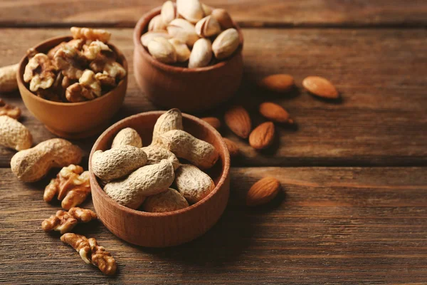 Pistácie, mandle, arašídy a vlašských ořechů — Stock fotografie