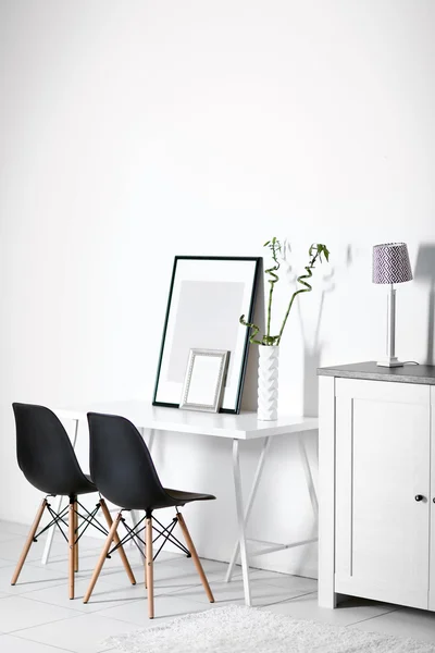 Kamer interieur met commode — Stockfoto