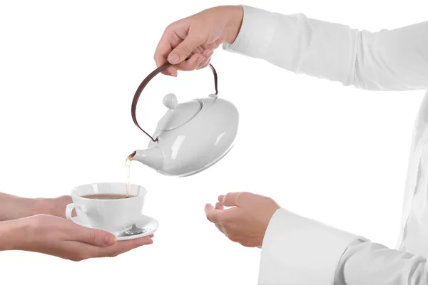 Официант наливает чай — стоковое фото