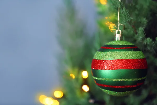 Kerstbal op fir tree — Stockfoto