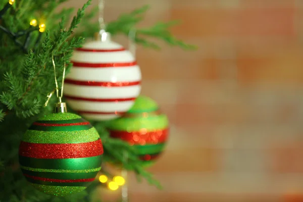 Kerstballen op fir tree — Stockfoto