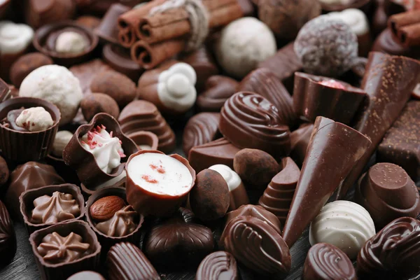 Assortiment van heerlijke chocolade snoepjes — Stockfoto