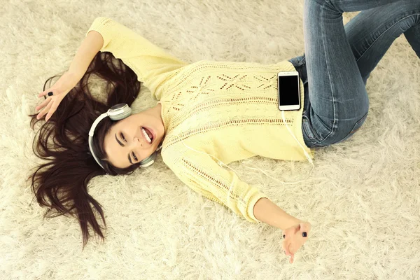 Woman with headphones listening to music — Stock Photo, Image