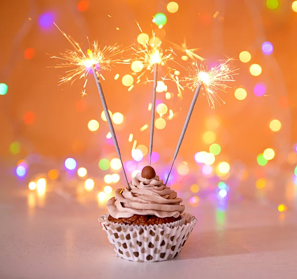 Gustoso cupcake al cioccolato con crema al burro — Foto Stock