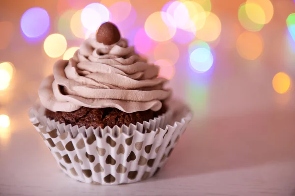 Bolo de chocolate saboroso com creme de manteiga — Fotografia de Stock