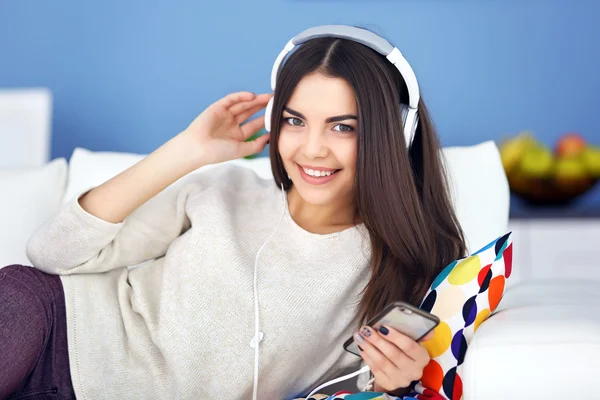 Mulher com fones de ouvido ouvindo música — Fotografia de Stock