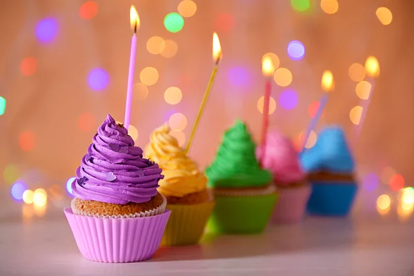 Cupcakes with purple cream icing — Stock Photo, Image