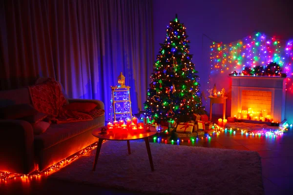 Árbol de Navidad cerca de chimenea — Foto de Stock