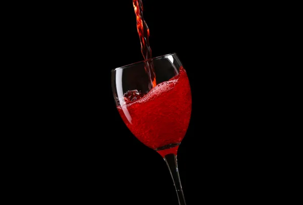 Wijn gieten in glas — Stockfoto