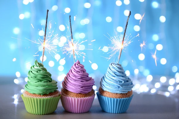 Pestrobarevné cupcakes poleva s prskavky — Stock fotografie