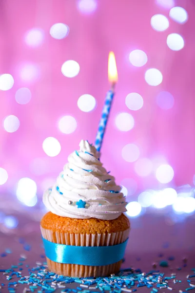 Cupcake com cobertura de creme branco e vela — Fotografia de Stock