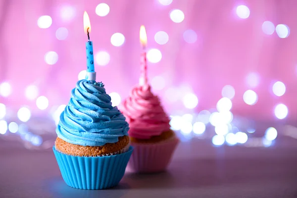 Dos cupcakes con vela — Foto de Stock