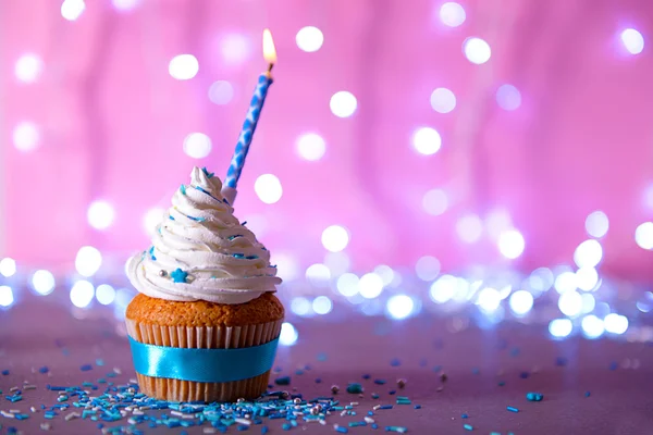 Cupcake con glaseado de crema blanca y vela — Foto de Stock