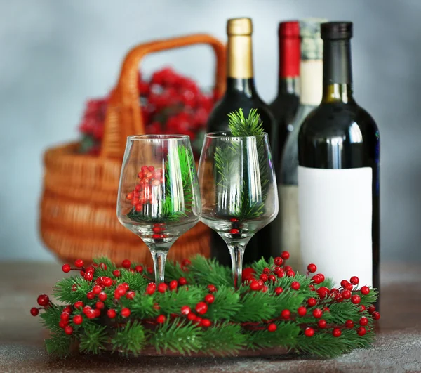 Vino di Natale in cesto sulla tavola — Foto Stock