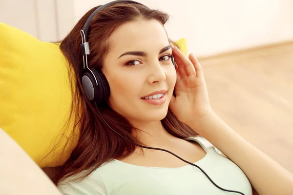 Mulher com fones de ouvido ouvindo música — Fotografia de Stock